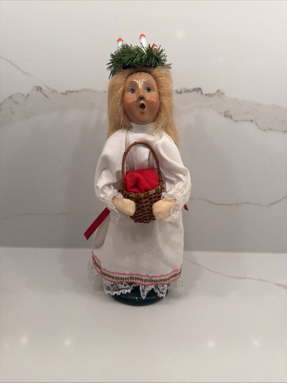 Byers Choice 96 St Lucia Caroler White Dress Candle Wreath Basket Christmas